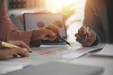 Modern dizüstü bilgisayarla gelir tabloları ve grafiklerini analiz eden iş ekibini kapatın. İş analizi ve strateji kavramı.