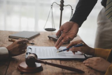 İşletme ve avukatlar ofiste yüksek rütbeli avukatlarla sözleşme belgelerini tartışıyorlar. Hukuk, hukuk hizmetleri, danışmanlık, adalet ve hukuk konsepti film tahıl etkisi ile resim