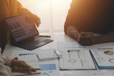 Modern dizüstü bilgisayarla gelir tabloları ve grafiklerini analiz eden iş ekibini kapatın. İş analizi ve strateji kavramı.