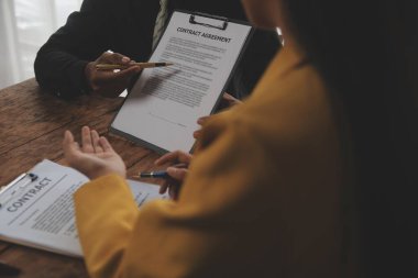 Yargıç Gavin ve Adalet Avukatları hukuk firmasının arka planında takım toplantısı yapıyorlar. Hukuk ve Hukuk Hizmetleri kavramları.