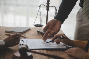 İşletme ve avukatlar ofiste yüksek rütbeli avukatlarla sözleşme belgelerini tartışıyorlar. Hukuk, hukuk hizmetleri, danışmanlık, adalet ve hukuk konsepti film tahıl etkisi ile resim