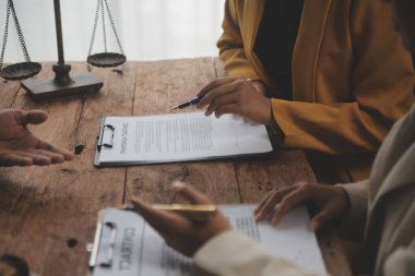 İşletme ve avukatlar ofiste yüksek rütbeli avukatlarla sözleşme belgelerini tartışıyorlar. Hukuk, hukuk hizmetleri, danışmanlık, adalet ve hukuk konsepti film tahıl etkisi ile resim