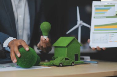 Yeşil Enerji Şirketi, güneş pili ve rüzgar türbini jeneratörü ile sürdürülebilir ve yenilenebilir temiz enerji ürünlerinin pazarlanmasını planlayan ve görüşen iş adamlarıyla görüşüyor. Önde.