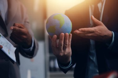 Yeşil Enerji Şirketi, güneş pili ve rüzgar türbini jeneratörü ile sürdürülebilir ve yenilenebilir temiz enerji ürünlerinin pazarlanmasını planlayan ve görüşen iş adamlarıyla görüşüyor. Önde.