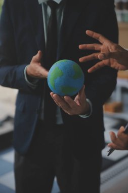 Yeşil Enerji Şirketi, güneş pili ve rüzgar türbini jeneratörü ile sürdürülebilir ve yenilenebilir temiz enerji ürünlerinin pazarlanmasını planlayan ve görüşen iş adamlarıyla görüşüyor. Önde.