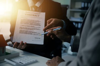 Hippi işadamı ve ofis sahibi ve enerji mühendisi inşaat halindeki bina için bir güneş paneli inşa etmeyi planlıyor. Temiz ve yeşil alternatif enerji kavramı.