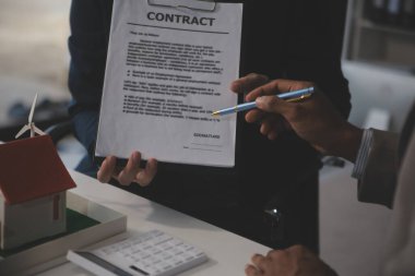 Hippi işadamı ve ofis sahibi ve enerji mühendisi inşaat halindeki bina için bir güneş paneli inşa etmeyi planlıyor. Temiz ve yeşil alternatif enerji kavramı.
