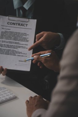 Hippi işadamı ve ofis sahibi ve enerji mühendisi inşaat halindeki bina için bir güneş paneli inşa etmeyi planlıyor. Temiz ve yeşil alternatif enerji kavramı.