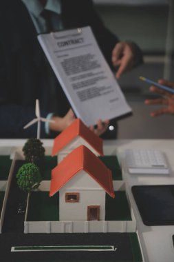 Hippi işadamı ve ofis sahibi ve enerji mühendisi inşaat halindeki bina için bir güneş paneli inşa etmeyi planlıyor. Temiz ve yeşil alternatif enerji kavramı.