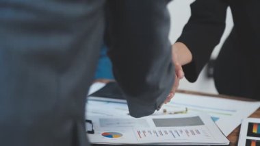 Modern ofiste iş adamları tokalaşıyor, manzarayı kapatıyor