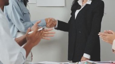 Bir grup genç iş adamı toplantı odasında.