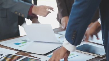 Modern başlangıç ofisinde yeni proje üzerinde çalışan iş ekibi