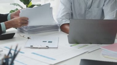 İşletme ekibi ofiste proje üzerinde birlikte çalışıyor. konsept