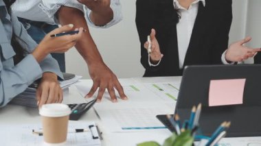 Ofiste çalışan bir grup mutlu iş adamı.