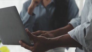 Ofiste dijital tablet bilgisayar kullanan iş adamı.