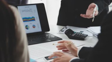 Ofiste mali tablolarla çalışan iş adamları..