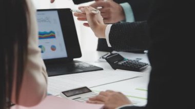 Modern ofiste dizüstü bilgisayarda çalışan iş adamlarını kapatın..