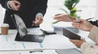 Ofiste çalışan iş adamları