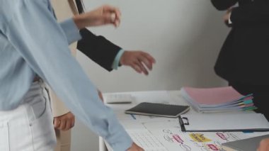 İşadamı ve kadın ofiste çalışıyor.