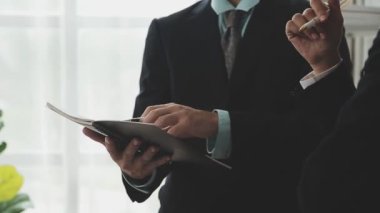 Ofisteki iş adamları.