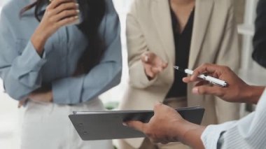 Dijital tablet kullanan iş adamlarının kapatılması