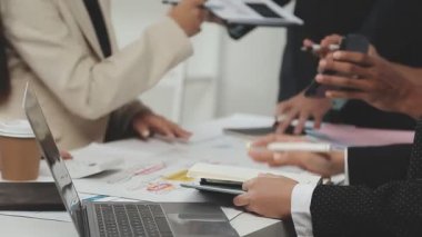 Modern konferans odasında iş toplantısı. Ofisteki iş adamları..