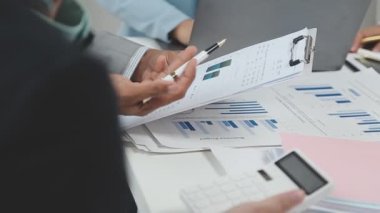 İş adamları ofiste yeni projeyi tartışıyor