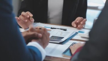 İşletme ekibi ofiste çalışıyor, finansal planı olan yatırımcı