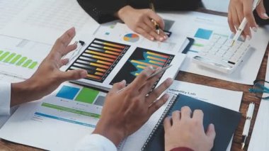 Finansal tablolar ve grafiklerle çalışan iş ekibi