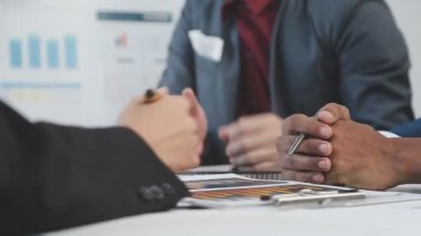 bir grup iş adamı modern ofiste yeni fikirleri tartışıyor.