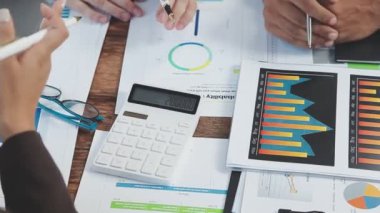 İş adamları iş yerinde mali grafikleri ve grafikleri tartışıyor