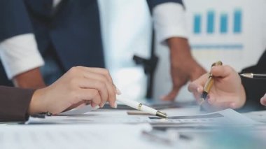 Modern ofiste iş ekibi toplantısı ve tartışması. Kapatın.