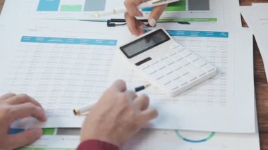 İşadamı, ofiste dizüstü bilgisayarla finansal grafikleri analiz ediyor.