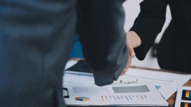 İş Adamları Tokalaşıyor