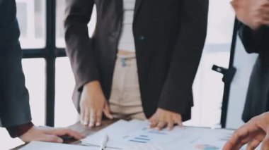 Kapat. Bir grup iş adamı yeni projeyi tartışıyor.