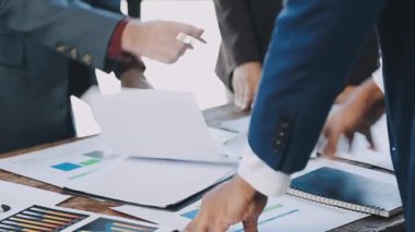 İş ekibi finansal grafiği tartışıyor ve analiz ediyor