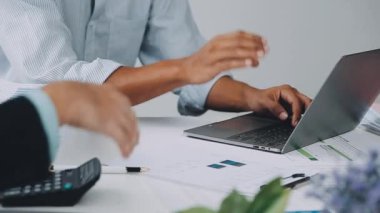 İşadamı ofiste bilgisayarla çalışıyor..