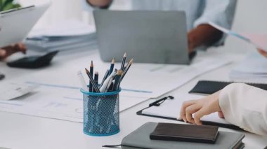 Kapat. Dizüstü bilgisayarda çalışan bir iş adamı. iş konsepti