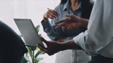 İş adamı arka planda iş ortağıyla tablet tutuyor.