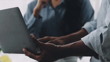 Tablet ve dijital tablet ile çalışan işadamı, iş konsepti