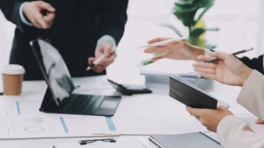 Yeni fikirleri tartışmak iş adamları
