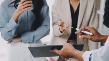 Modern bir ofisin lobisinde tablet bilgisayar kullanan genç bir iş kadını.