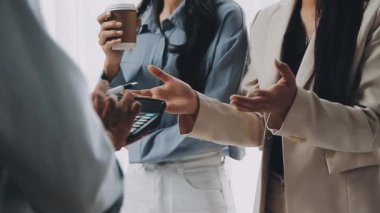 İş kadınıyla iş arkadaşı.