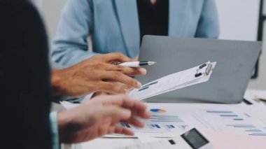 Kalem tutan işadamlarının kapatılması ve ofiste yapılan toplantıya işaret edilmesi