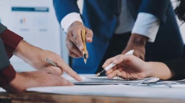 Ofiste birlikte çalışan iş adamları..