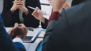 İş ekibi ofiste toplanıyor.