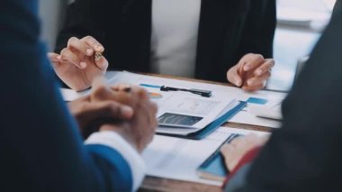 İş adamları toplanıyor ve iş tartışıyorlar