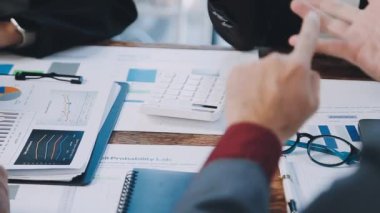 Ofiste birlikte çalışan bir grup iş adamı