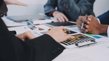 Yakın plan - modern ofiste birlikte çalışan iş ekibi görüşü