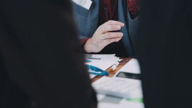 Ofiste birlikte çalışan iş adamları